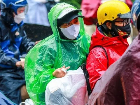 Ngày đầu nghỉ lễ, người dân đội mưa rời Hà Nội về nghỉ Tết Dương lịch 2024