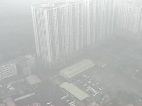 Không khí Hà Nội ô nhiễm trầm trọng: 10h sáng, trời vẫn mịt mù