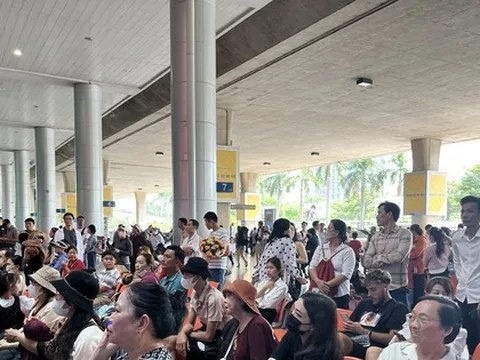 Đông nghịt người tới sân bay Tân Sơn Nhất đón người nhà dịp Tết Dương lịch