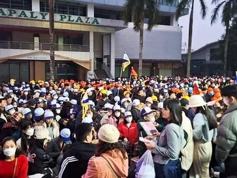 Cửa khẩu Lào Cai đông nghịt khách từ tinh mơ ngày đầu nghỉ Tết