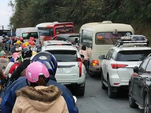 Du khách ùn ùn về Hà Giang, cổng trời Quản Bạ tắc đường