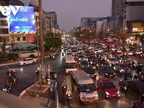 Bố trí lại nút giao Ngã Tư Sở, người dân vẫn lúng túng đi nhầm đường