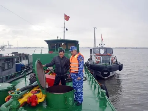Cảnh sát biển phát hiện tàu chở 15.000l dầu không rõ nguồn gốc