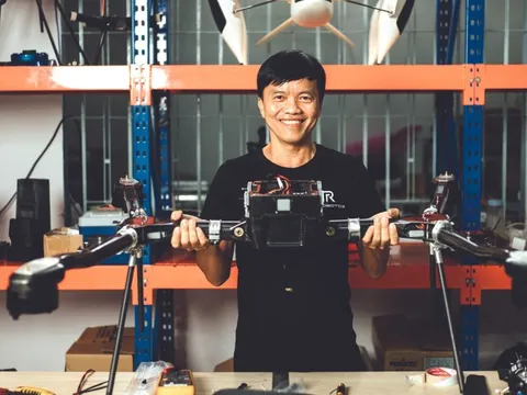 Cậu bé móc giun, nhặt rác trên dòng kênh đen Nhiêu Lộc thành Tiến sĩ kinh tế, người Việt đầu tiên xuất khẩu máy bay không người lái sang Mỹ