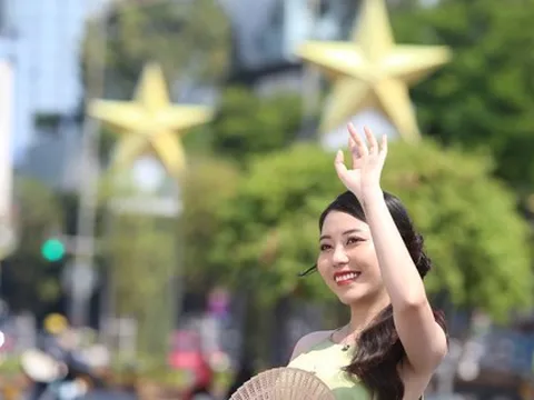 Đường phố TPHCM 'thay áo mới' đón Tết, người dân thích thú 'check - in'