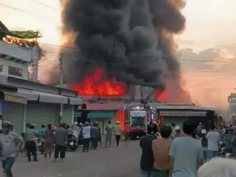 Cháy chợ Châu Long ở vùng biên An Giang