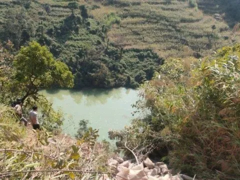 Hà Giang: Xe tải lao xuống hồ, tài xế mất tích