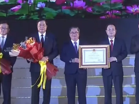 Cần Thơ đón nhận Huân chương Lao động hạng Nhất