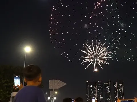 Pháo hoa thắp sáng bầu trời TP HCM