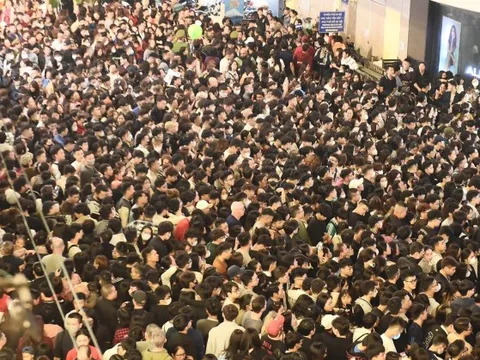 Hình ảnh nhìn đã thấy ngộp thở: Hàng nghìn người nhích từng chút ở phố đi bộ Hà Nội chờ giao thừa