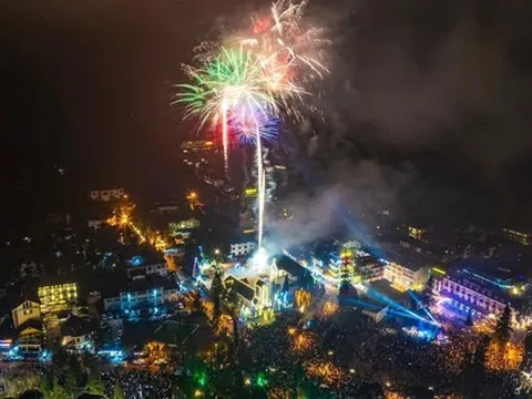 Ngắm màn pháo hoa rực rỡ trên bầu trời Sa Pa