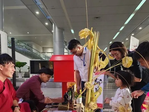 Những vị khách đầu tiên ‘xông đất’ TPHCM trong năm mới