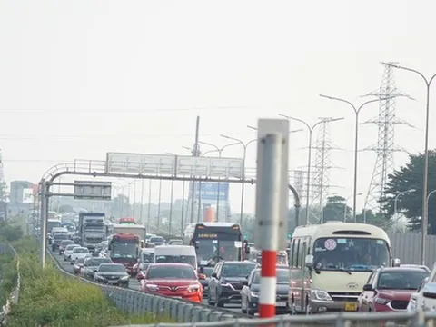 Ô tô ùn dài hàng cây số ở lối ra cao tốc Pháp Vân - Cầu Giẽ ngày cuối nghỉ lễ