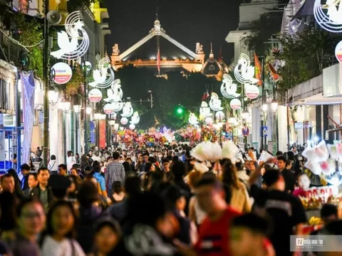 “Biển người” đổ về phố đi bộ Hồ Hoàn Kiếm chào đón năm mới 2024