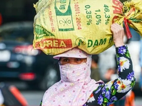 Người dân đội đầu quà quê, trở lại Hà Nội sau kỳ nghỉ lễ