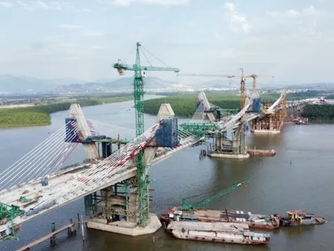 Công nhân làm xuyên Tết, gấp rút xây cầu nghìn tỷ nối Hải Phòng với Quảng Ninh