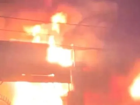 Lửa dữ dội bao trùm cửa hàng phụ tùng ô tô sau tiếng nổ lớn