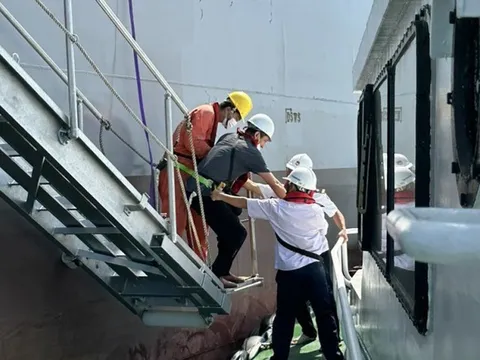Kịp thời cứu nạn thuyền viên nước ngoài bị đau ruột thừa trên biển