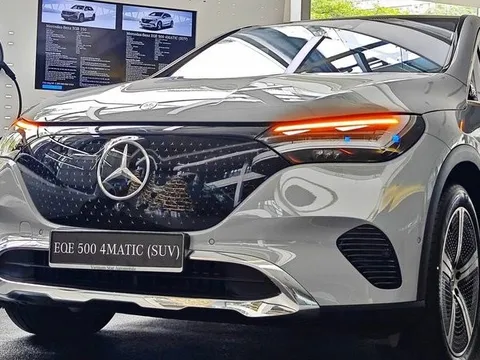 Loạt xe Mercedes-Benz giảm mạnh giá lăn bánh tại Việt Nam: Giảm cao nhất hơn 200 triệu, nhiều xe kèm 2 năm bảo hiểm