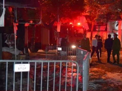 Cháy ngùn ngụt cửa hàng sửa chữa và bán xe đạp điện ở Hà Nội