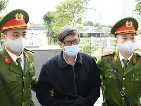 Cảnh sát dẫn giải ông Nguyễn Thanh Long và 37 bị cáo trong đại án Việt Á đến tòa