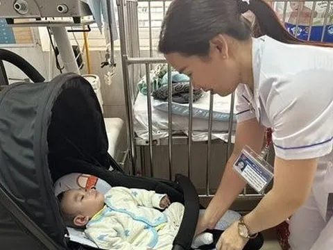 Bé trai bị mẹ bỏ rơi hồi sinh nhờ vòng tay yêu thương của y bác sĩ