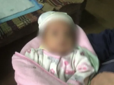 Huế: Phát hiện bé gái 2 tháng tuổi bị bỏ rơi trong thùng xốp