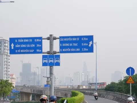 Hình ảnh sương mù sáng nay ở TPHCM, nồng độ bụi mịn vượt mức cho phép hàng chục lần