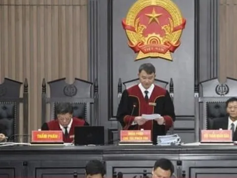 Cựu kế toán CDC Nghệ An khóc nghẹn vì khiến chồng phải chuyển công tác