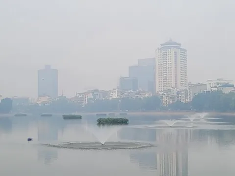 Ngắm Hà Nội mờ ảo trong sương mù sáng cuối tuần