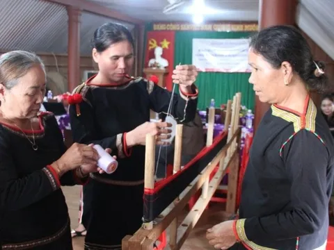 Nỗ lực kiến tạo sức sống mới cho thổ cẩm