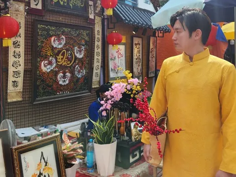 Học trò Hàn Quốc tán đổ nữ gia sư xinh đẹp, ngỡ ngàng khi chứng kiến cảnh tượng ngày Tết Việt Nam