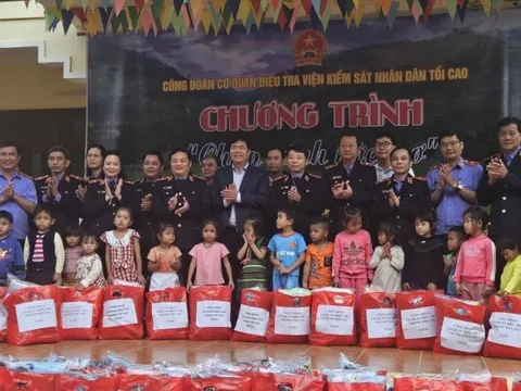 Mang Tết sớm cho học sinh nghèo nơi rẻo cao của tỉnh Quảng Nam