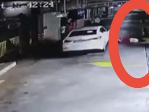 CLIP: Ô tô tông người trong chung cư ở Bình Dương