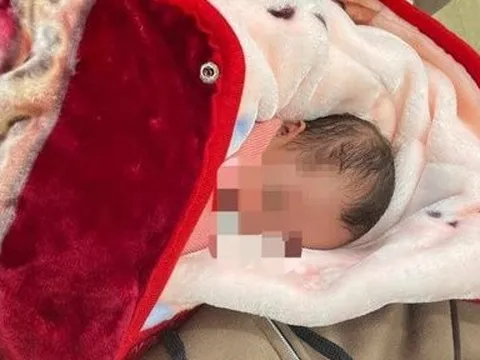 Xót xa bé gái sơ sinh bị bỏ rơi gần bãi rác ven đường