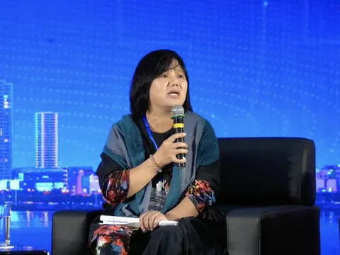 Chủ tịch một doanh nghiệp BĐS than thở về môi giới Việt: "11h30 đêm tôi bị gọi điện hỏi mua nhà! Cụ già 80 tuổi cũng bị gọi điện! Sao lại đi yêu nghề đến thế?"