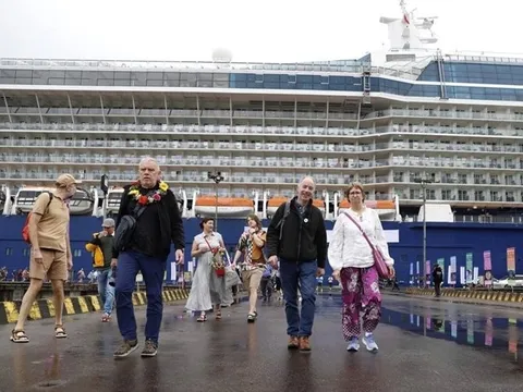 Tàu du lịch biển đưa 2.700 du khách quốc tế đến Huế du lịch