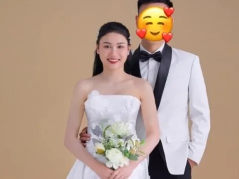 Giống như Quang Hải, tiền vệ U23 Việt Nam tổ chức đám cưới trên sân vận động