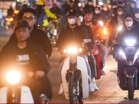 Vắng CSGT, đoàn người rồng rắn đi ngược chiều trên phố Hà Nội