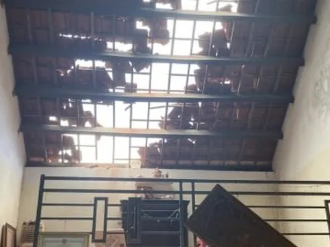 Máy bay rơi đâm trúng nhà dân: 'Đang ăn cơm thì bàng hoàng nghe tiếng nổ lớn'