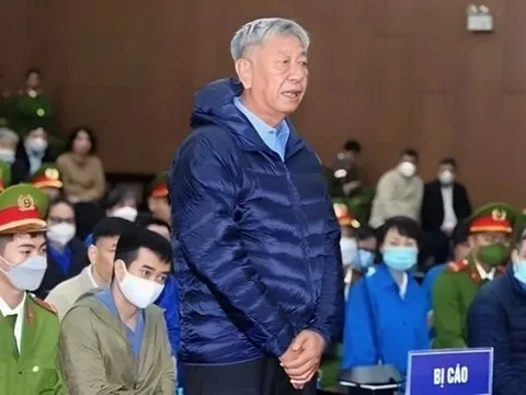 Bị cáo nhiều lần từ chối nhận tiền của Việt Á phải nhận quyết định khởi tố vào ngày nghỉ hưu