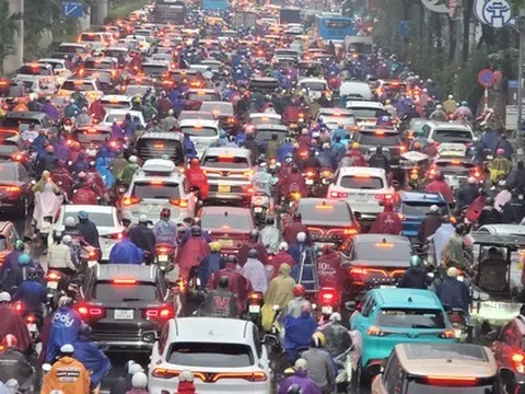 Mưa tầm tã từ sáng sớm, người Hà Nội chật vật 'vượt' ùn tắc đến công sở