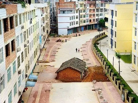 Nhà không chịu di dời có kết cục cực thảm tại đất nước tỷ dân: Sắp bị "nuốt chửng" sau hơn 30 năm