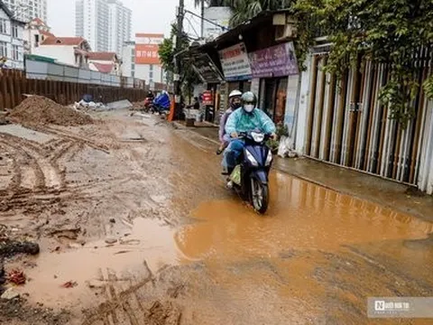 Người dân bì bõm lội nước qua dự án trị giá 816 tỷ đồng