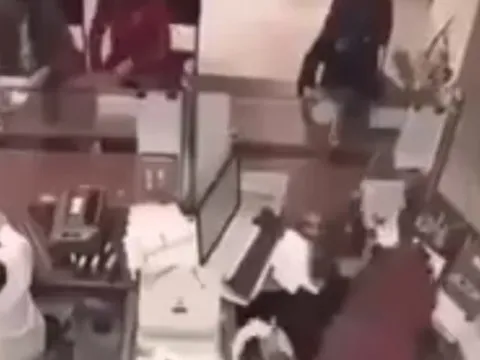 Phó giám đốc nhà máy cầm dao xông vào cướp ngân hàng