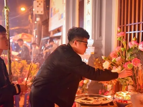 0h mùng 1 âm lịch tháng chạp, người dân chen chân vái vọng tại Phủ Tây Hồ