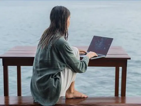 Xu hướng tự do, mang laptop ra biển làm việc "đã chết": Giấc mộng về cuộc sống lãng mạn không chấm công vì đâu lụi tàn?