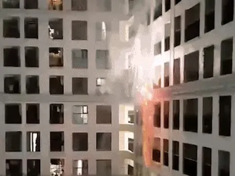 Xôn xao clip nhóm người đốt pháo hoa tại chung cư cao tầng