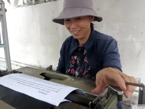 Chuyện người đánh máy chữ hiếm hoi nơi phố biển