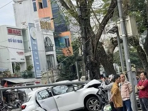 Huế: Cụ ông 80 tuổi lái ô tô tông đổ cột đèn chiếu sáng